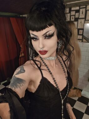 G1576FtWIAAEN9r 285x380