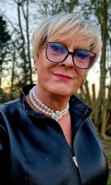 tv domme claudia sky surrey 227x380